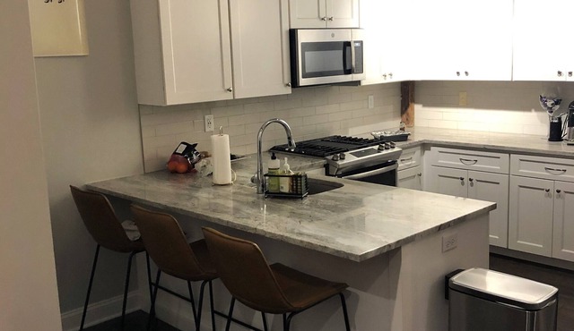 Track season condo: 3 bed 1 bath loft close to Town, Skidmore, Hospital & Track