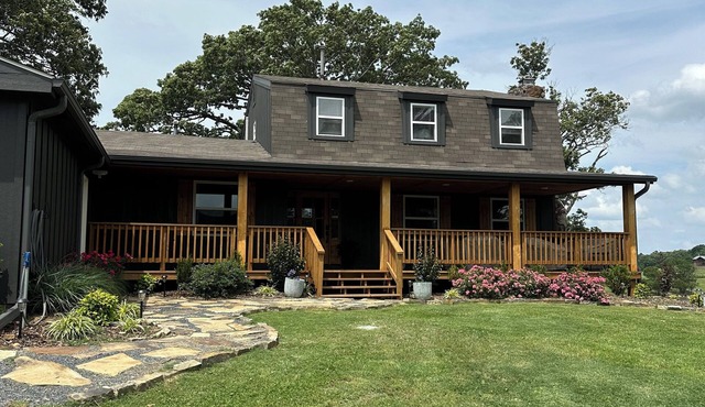 Twin Oaks Mountain Views Minutes to Wolf Pen Gap Sleeps 8