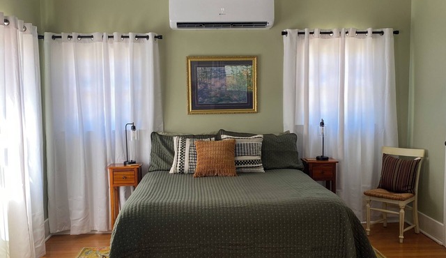 Unique , Vintage Studio Apartment for Leisure/Corporate Travel