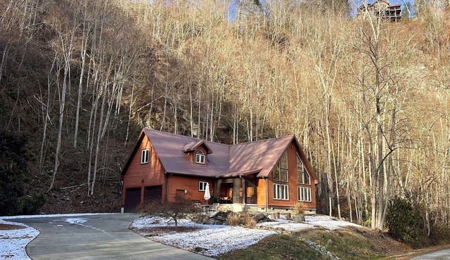 Unwind by the River: Serene Cabin Getaway near Asheville and Hot Springs, NC