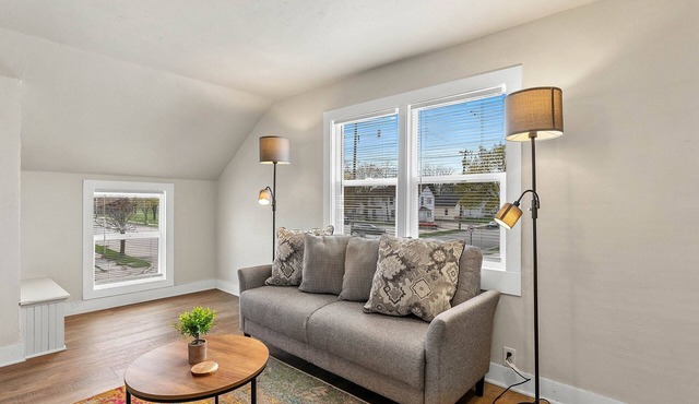 Upbeat Upper Apt - 1 Mile to Maritime Museum Manitowoc