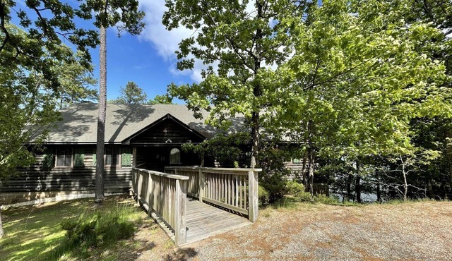 Vintage Lakeside Cabin with Deck and Hot Tub on Lake Ouachita Marina in Mount Ida, Arkansas