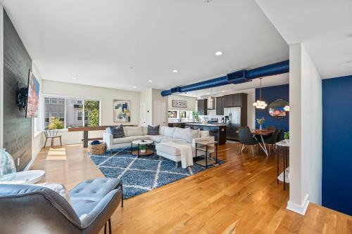 Walk & Bike-Stunning Natural Light! 13 Mins to Downtown