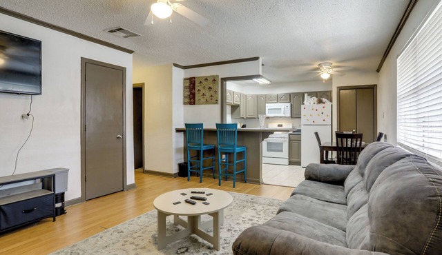 Walk to LSU Campus & Bars! Condo w/Community Pool