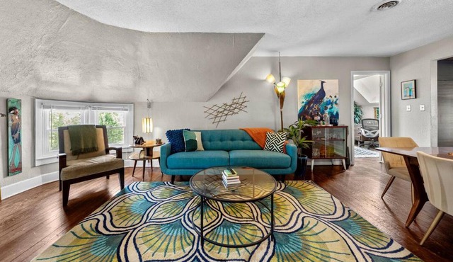 Walk to Street Car! Historic Midcentury Apartment near Plaza & Westport