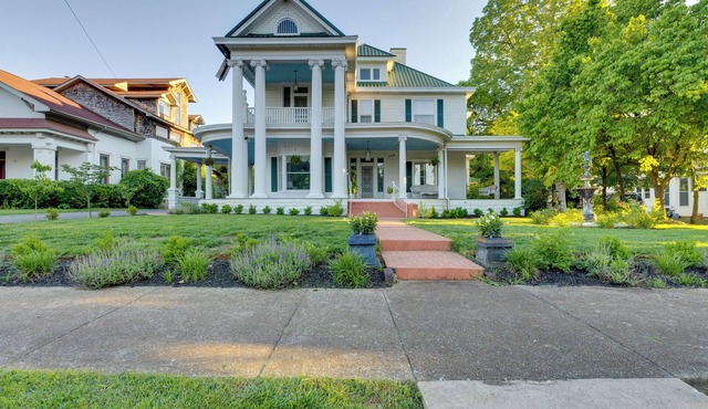 Walk to The Square! Historic Lawrenceburg Home