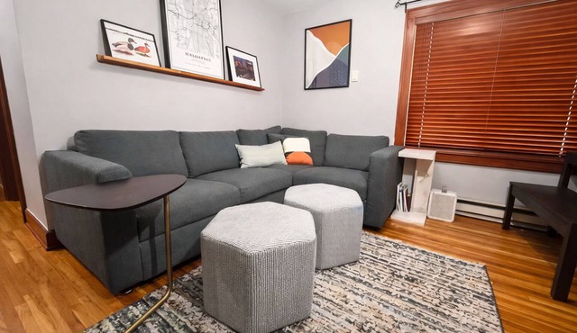 Walkable Uptown Condo, 2 bedroom with bidet
