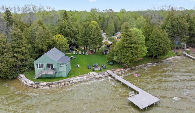 Water's Edge Cottage: Kangaroo Lake Retreat