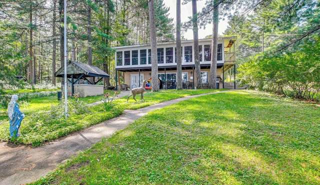 Waterfront Berry Lake Getaway w/Sunroom!