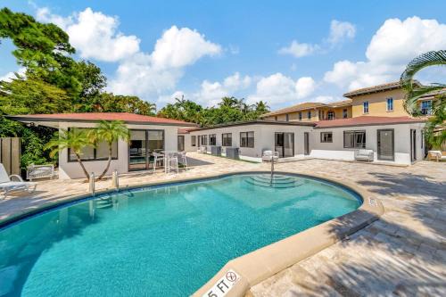 Waterfront Unit #2 20 Min Walk to Beach and Shops