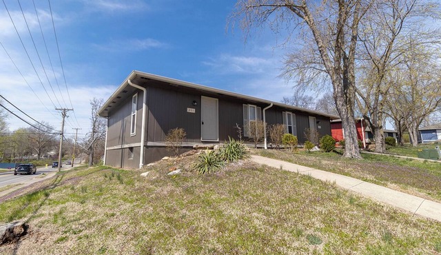 Welcoming 3 or 4 bed condo, fully furnished with utilities in charming Columbia