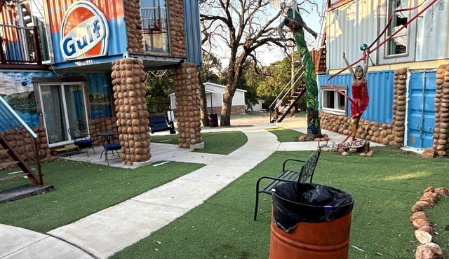 Wheelchair-Accessible Tiny House with Patio Near Bath Lake in Medicine Park, Oklahoma