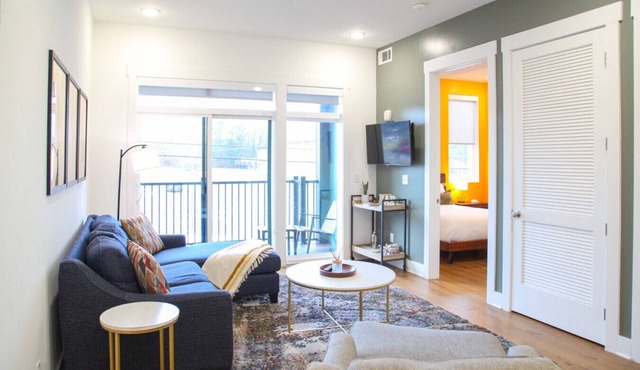 Whiskey Town, Two Condos, Great for Groups - Sleeps 20!