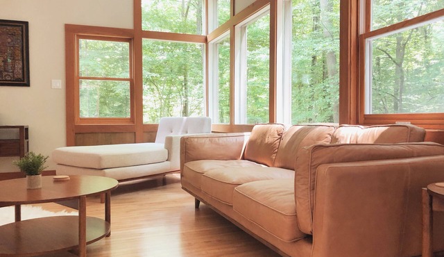 Woodsy oasis~5 min beach~family friendly~architect design~sauna~3600 sq ft