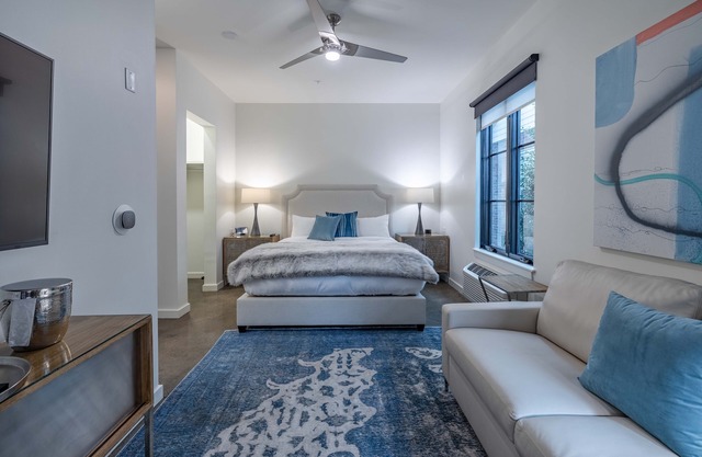 121 Hotel by AvantStay | Chic & Modern Superior Suite In Ideal Location!