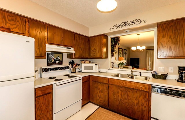20 Lindsay Lane - HDTV, WIFI - A nicely updated end unit town home vacation