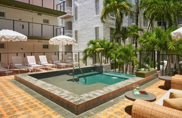 Immerse in Ocean Drive Vibes! 3 Serene Rooms, Pool Onsite, Close to Miami Beach