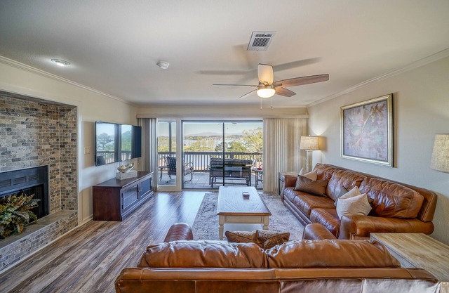 Luxury 3/3 Condo on Lake Hamilton - Fall is the best time in Hot Springs