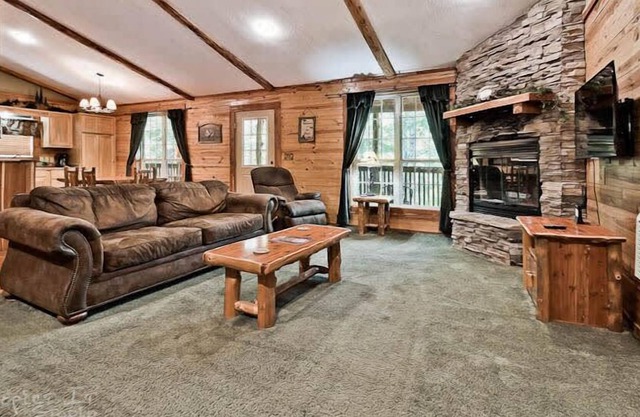 Secluded Cabin with fireplace near Beaver lake