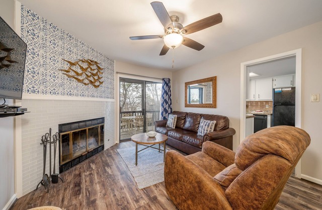 South Shore Updated 2 Bdrm! Gameroom/Hot tub! Mini-Golf! Lake View! Sleeps 8!