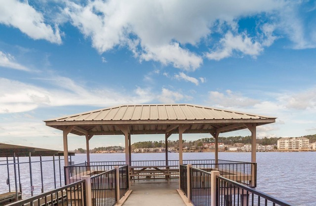 "The Veranda" Lake Hamilton Retreat for 6: Great sunsets and fireworks views!