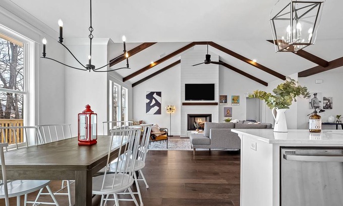 Bentonville House | 192 m² House ∙ 4 bedrooms ∙ 12 guests