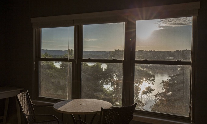Lowell House | 20 Miles to Razorback Stadium; Close in Beaver Lake WATERFRONT