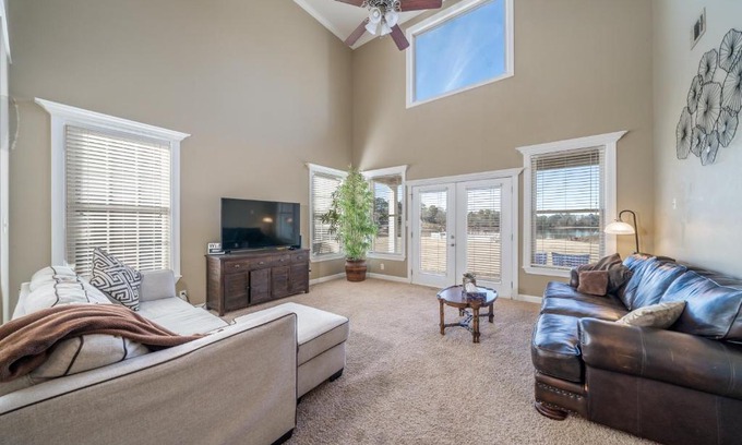 Hot Springs House | 20min to Hot Springs - Oaklawn - Lakefront - Kayaks