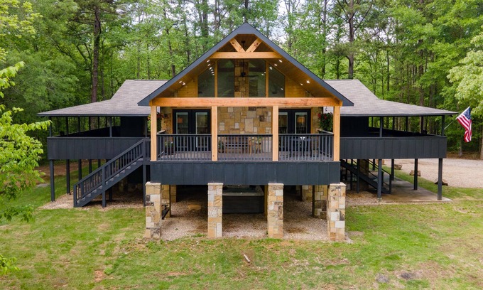 Mid America House | Black Bear Lodge π» 5 Private Acres + Hot Tub + Fishing + Games
