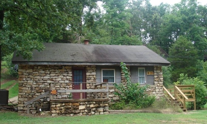 Hardy Cabin | Close to river for fishing, canoes, kayaks, tubing, swimming, antiques in town