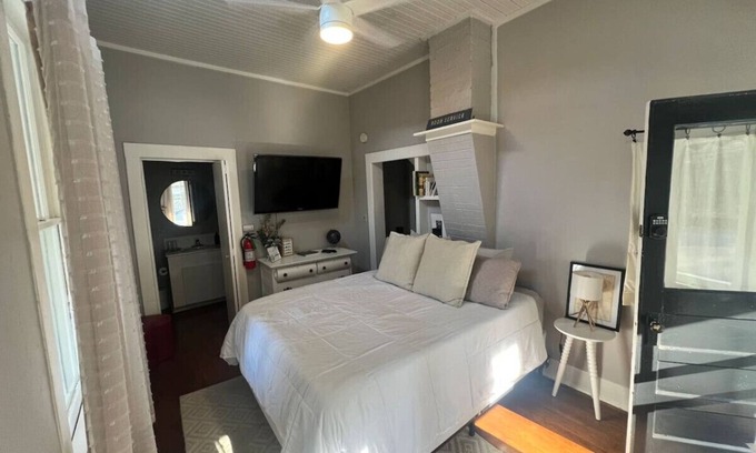 Eureka Springs Historic District House | Downtown Parking The Mary Margaret Guest Suite