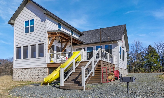 Glenwood House | Farmhouse: Caddo River Cabin with a Slide, & Fire pit+Swings+Hammocks+Volleyball