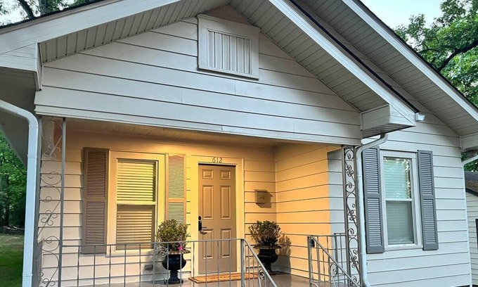 Capital View House | Freshly Renovated Cottage~"The Little Gray House"