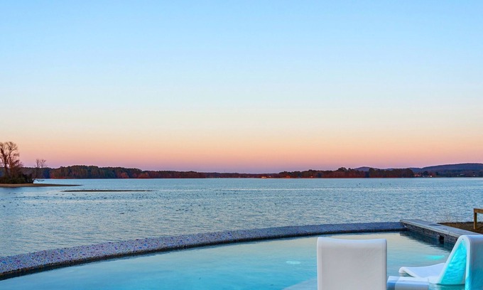 Lake Hamilton House | Heated Pool | Lakefront | Putting Green | Luxury