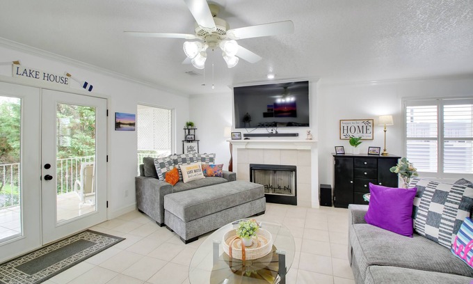 Lake Hamilton Apartment | Lakefront Hot Springs Condo w/Private Boat Slip!