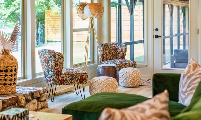 Lake Hamilton House | Lakeside Retreat with Pool, Game Room & Family Fun
