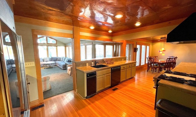 Lakeland House | Live Like a Local in Lake House 10mins to Oaklawn