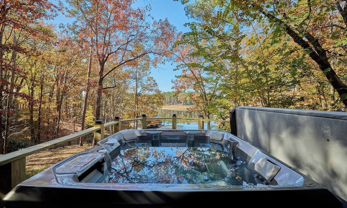 Mid America House | Looking for a little piece of heaven? This is it! Spectacular views and hot tub