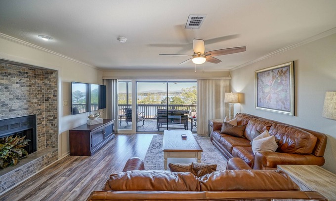 Lake Hamilton Condo | Luxury 3/3 Condo on Lake Hamilton - Fall is the best time in Hot Springs
