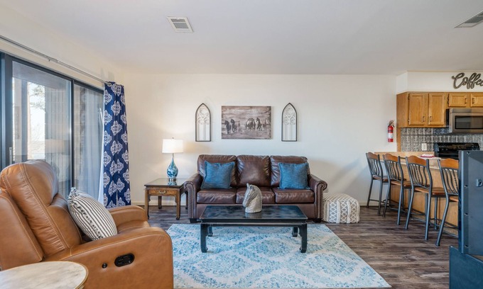 Lake Hamilton Condo | South Shore 1 BDRM w/Great Amenities! Mini-Golf, Pickleball, Indoor Hot tub&More