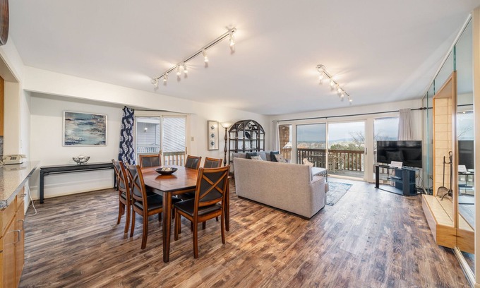 Lake Hamilton Condo | South Shore 3bd/Stunning Lake view, Mini-Golf, Pickle-ball, Tennis, 2 Pools&More