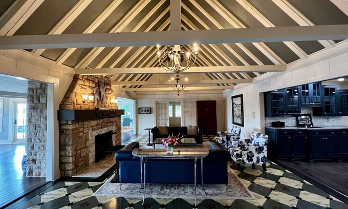 Lake Hamilton House | Stunning Manor on Lake Hamilton