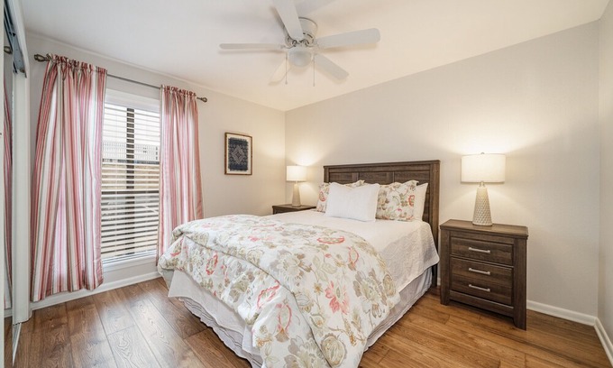 Lake Hamilton Condo | *WATER VIEW* Adorable 2 bedroom 2 bath condo with private boat slip and pool