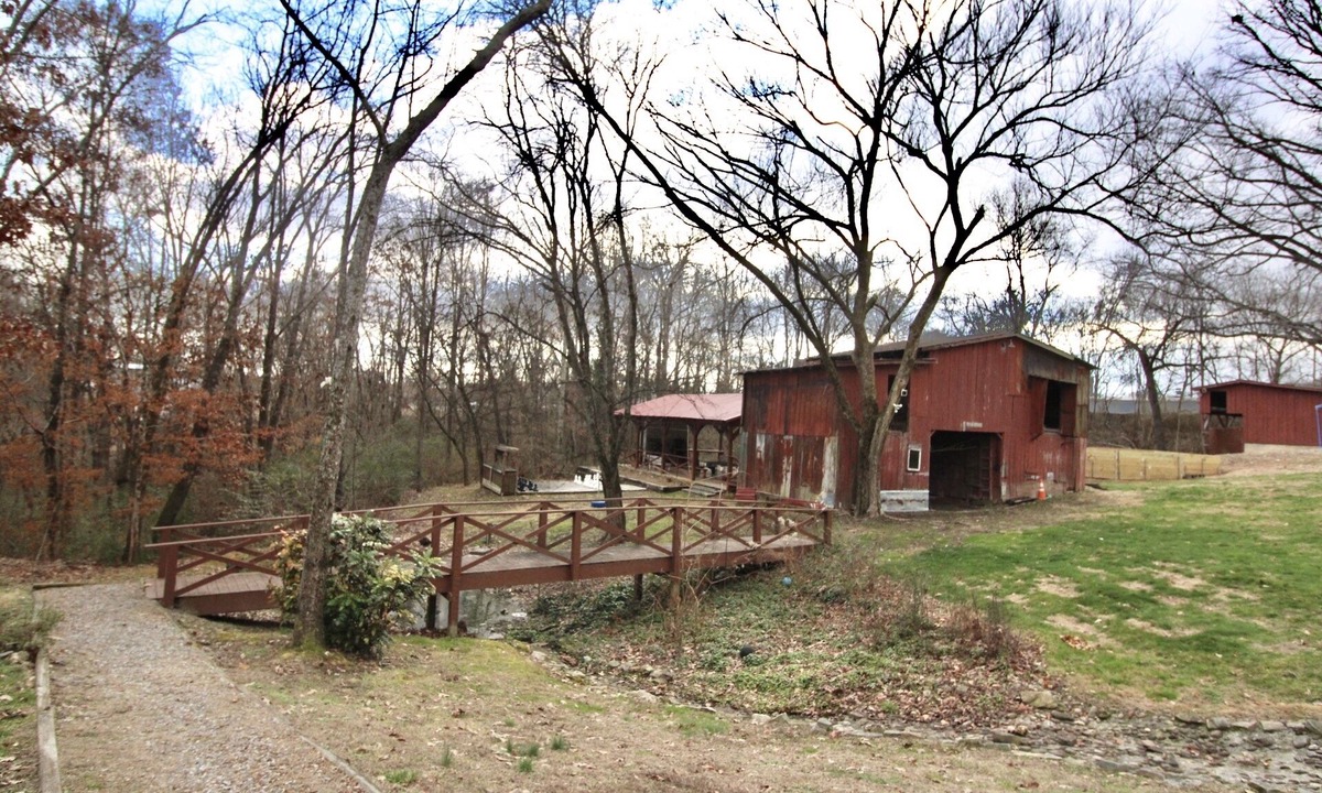Lenoir City Cabin | Cozy Classy Cabin - pet friendly! Only 1 minute from Lenoir City's main street