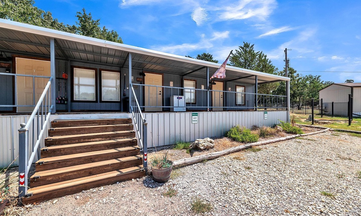 Kingston Cabin | Private Lake Texoma Lodge Retreat with Fishing Pond and Group Suites, Kingston OK