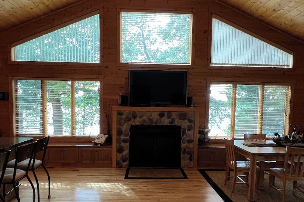Photo of Livingroom in Jim Falls
