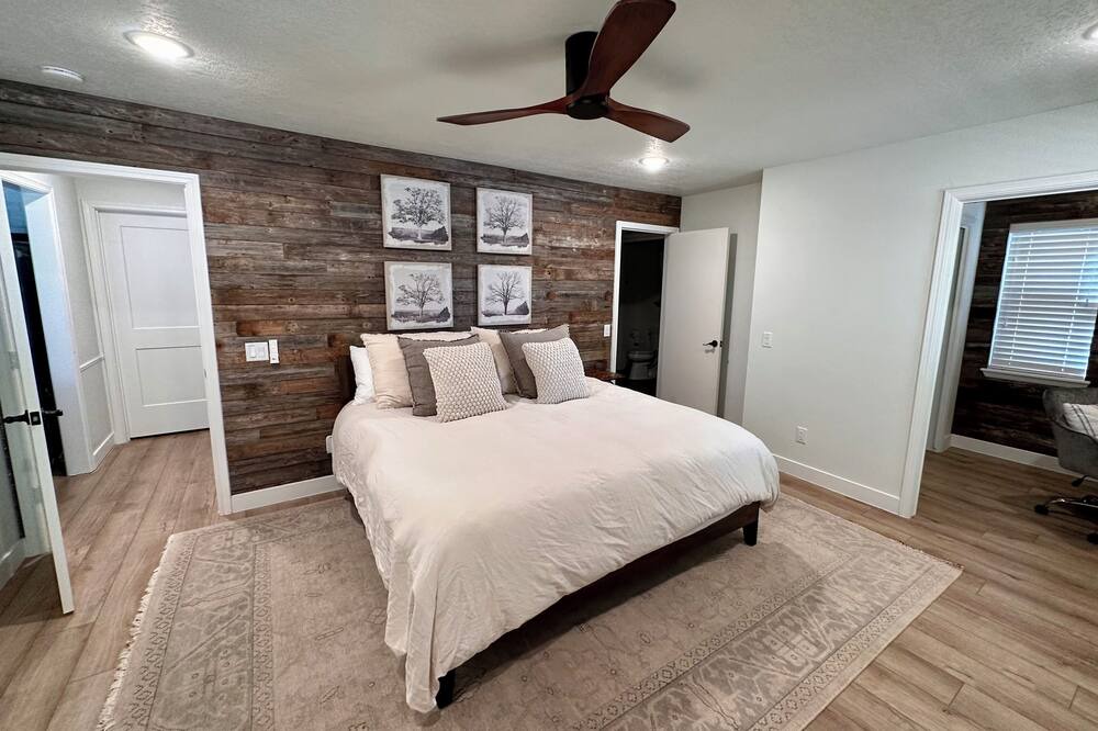 Photo of Bedroom in Sulphur