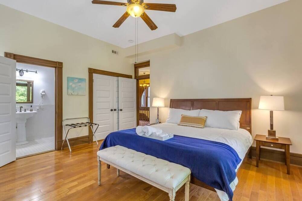 Photo of Bathroom in Lafayette Square