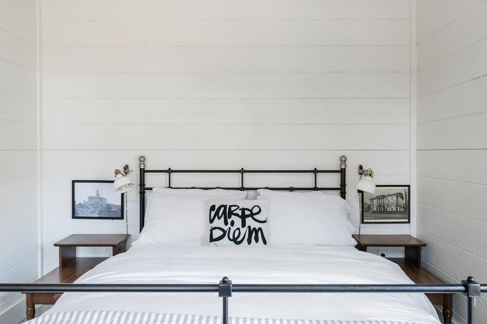 Photo of Bedroom in Cleveland Park