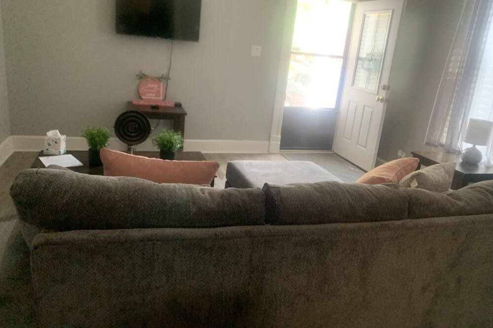 Photo of Livingroom in East of Broadway